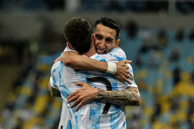 Angel di Maria mit Leo Messi