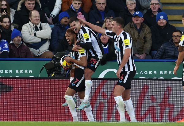Joelinton, Bruno Guimaraes und Sven Botman Newcastle United