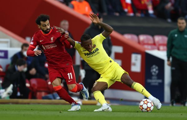 Pervis Estupinan Villarreal und Mohamed Salah Liverpool