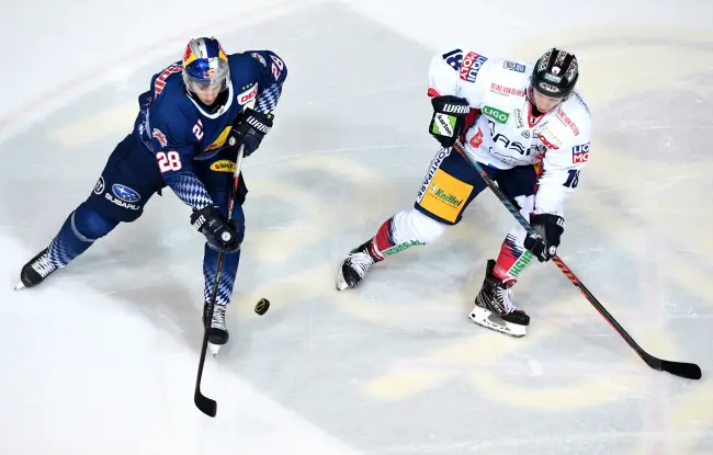 Eisbären Berlin Jonas Müller und EHC Red Bull München Frank Mauer